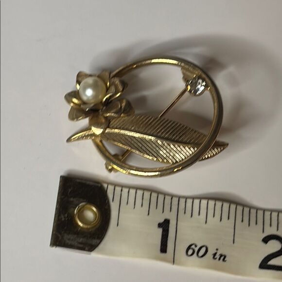 Vintage Gold Tone Circular Floral Leaf Rhinestone Brooch with Pearl Accent - Picture 6 of 6